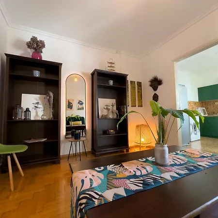 Spacious Artistic Flat With Private Parking Selanik